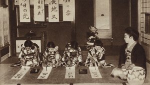 Écolières japonaises écrivant avec des pinceaux dans une classe de maternelle (photo n/b)