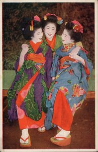 Trois jeunes femmes japonaises en costume traditionnel