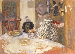 Femme avec un chien à la table