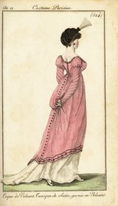 Femme en robe tunique en satin et toque en velours, Paris