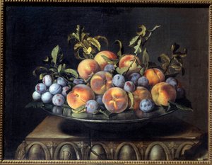 Pêches et prunes dans un plat en étain