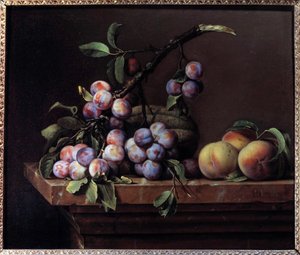 Prunes, courge et pêches sur un entablement de marbre