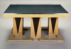 Table, par Pierre-Émile Legrain, en sycomore laqué foncé, style Art déco. France, 20e siècle