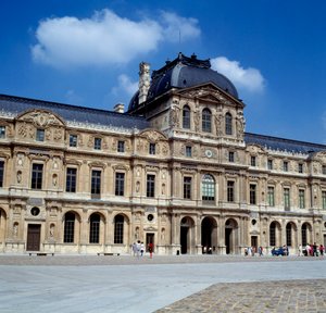 Architecture : vue de la cour carrée au Louvre. Réalisée par Pierre Lescot (1515-1578)