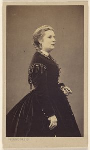 [Femme non identifiée portant une robe sombre, debout, de profil]