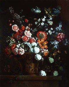 Fleurs dans une urne en bronze