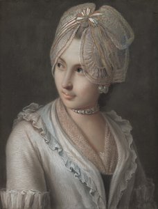Une jeune femme élégante avec une coiffe en dentelle