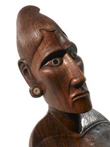 Figure féminine (moai papa) de Rapa Nui (Île de Pâques) (détail)