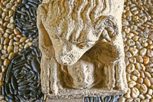 Lion mangeant un homme, base du sarcophage de D. Afonso Pires, ancien évêque de Porto, Lamego, Portugal vers 1372 - Portuguese School