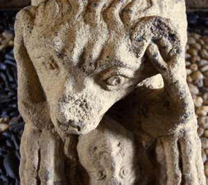 Lion mangeant un homme, base du sarcophage de D. Afonso Pires, ancien évêque de Porto, Lamego, Portugal vers 1372 - Portuguese School