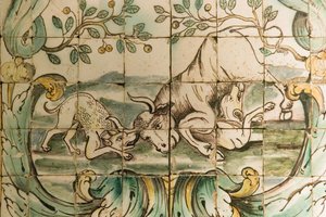 Carreaux de majolique représentant des chiens attaquant un taureau, de la salle de chasse au Palacio da Praia, Belem, vers 1680 - Portuguese School
