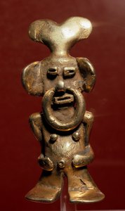 Art précolombien, civilisation Quimbaya (Colombie) : statuette anthropomorphe en or représentant un homme avec un anneau dans le nez. 400-1400 AD. Bogota, Museo de Oro, Colombie