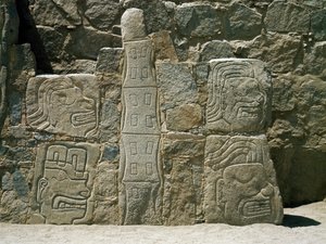 Mur avec reliefs de guerriers