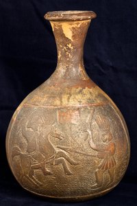 Bouteille représentant un combat entre un cavalier et un guerrier à pied (terre cuite)