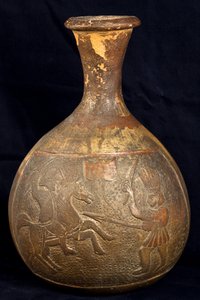 Bouteille représentant un combat entre un cavalier et un guerrier à pied (terre cuite)