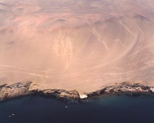 Vue aérienne du candélabre de Paracas ou candélabre des Andes, à la baie de Pisco (1983 - Photographie)