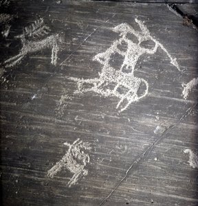 Civilisation des Camunni, Préhistoire, art rupestre : roche funéraire, représentant des chasseurs et des cerfs. Rocher de Naquane, dans la Valcamonica (Val Camonica) - Prehistoric Prehistoric