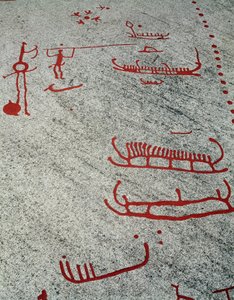 Âge du bronze nordique : gravures rupestres de bateaux et traîneaux à Tanum