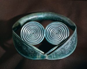 Préhistoire : ornement de cou en métal décoré de spirales de Halland. Musée suédois des antiquités nationales, Stockholm, Suède