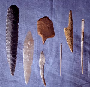 Outils préhistoriques : silex, couteau, pointe de flèche et aiguille. Saint Germain En Laye. Musée des Antiquités