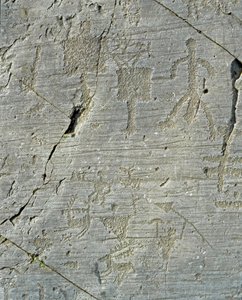Préhistoire, civilisation camunienne, art rupestre : gravure de scènes de chasse au cerf et de la vie quotidienne dans un village - Prehistoric Prehistoric