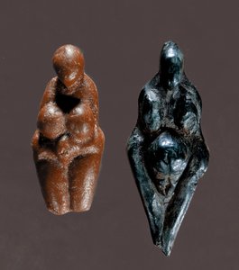 Préhistoire : « Vénus de Grimaldi » Figurines de déesses mères en stéatite jaune et verte datant du Paléolithique supérieur. Dim. 6 cm Saint-Germain-en-Laye, Musée des Antiquités
