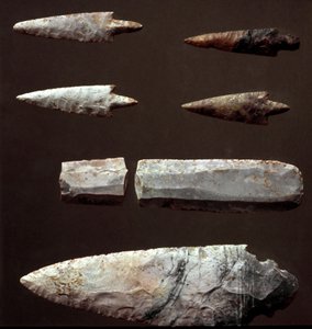 Préhistoire : pointes de flèches et silex de la nécropole de Cantalupo-Mandela