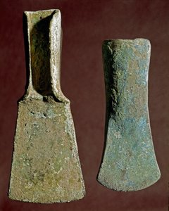 Préhistoire : hache et pointe de lance en silex. Civilisation des Apennins (ou âge du bronze italien). 1400-1300 av. J.-C. Pérouse, Museo Archeologico Nazionale dell