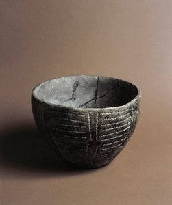 Préhistoire : vase en céramique gravé de décorations néolithiques