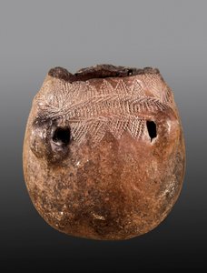 Préhistoire : vase en céramique, néolithique. Provenant de Cacin