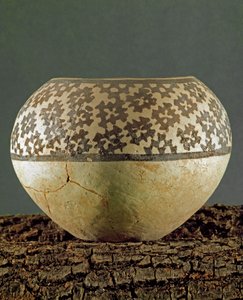 Préhistoire : vase en argile avec décorations géométriques de type Anau du site de Gheoksjur (Turkménistan méridional). 4000-3500 av. J.-C. Énéolithique, âge du cuivre. Saint-Pétersbourg, Musée de l