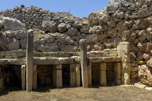 Préhistoire : vue du temple mégalithique de Ggantija, datant du Néolithique (3500-2600 av. J.-C.), île de Gozo, Malte (photo)