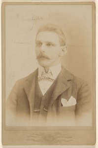 [Homme non identifié avec moustache]