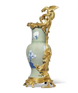 Une paire de verseuses Louis XV, porcelaine 1662-1722, montures vers 1745-49