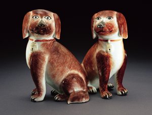 Une paire de chiens assis, vers 1760 (porcelaine)