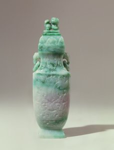 Vase balustre et couvercle en dôme, fin de la dynastie Qing (jade émeraude et blanc)
