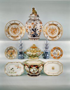 Vase balustre Imari; Plat armorial Rose-verte, vers 1724; Soupière et couvercle Famille rose; Deux vases à tulipes bleu et blanc; Assiette armoriale Famille Rose; Assiette Imari par Cornelius Prenk; Plat oblong Famille Rose; Jardinière hexagonale Famille R - Qing Dynasty Chinese School