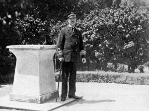 Le roi Georges Ier de Grèce 1845-1913 dans son jardin à Athènes, 1908