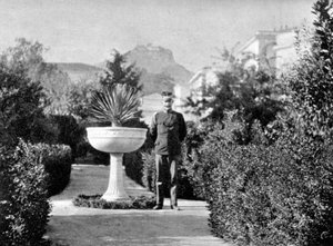 Prince Constantin, le duc de Sparte, dans son jardin à Athènes
