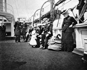 Prince Olav 1903-1991, le futur roi Olav V de Norvège, conversant avec des officiers de marine, 1908
