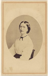 [Femme non identifiée, assise] - R. A. Lord
