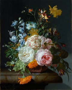 Fleurs dans un vase en terre cuite