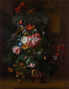 Roses, liserons, coquelicots et autres fleurs dans une urne sur un rebord de pierre