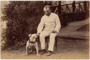 Maître Robert Hotz et son bouledogue