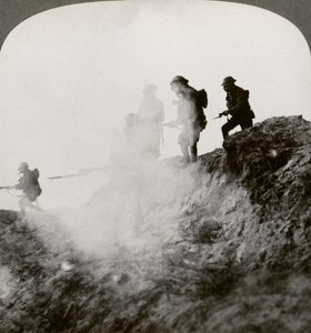 Soldats britanniques avançant sous couvert de gaz et de fumée, France, Première Guerre mondiale, 1916