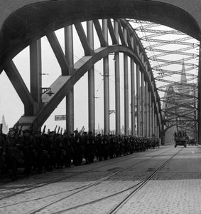 Troupes britanniques traversant le pont sur le Rhin, Cologne, Allemagne, 1918-1926