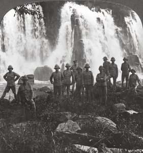 Troupes britanniques se rafraîchissant à une cascade, Afrique, Première Guerre mondiale, vers 1914-1918 - Realistic Travels Publishers