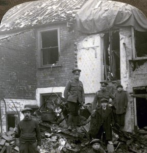 Destruction causée par les bombes Zeppelin allemandes, Première Guerre mondiale, 1914-1918 - Realistic Travels Publishers