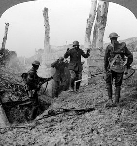 Soldats allemands se rendant, Bullecourt, France, Première Guerre mondiale, 1914-1918