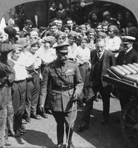 Sa Majesté inspecte les obus chez Holmes and Co Ltd, Hull, Yorkshire, Première Guerre mondiale, vers 1914-vers 1918